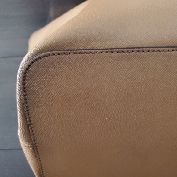 Michael Kors Tote Purse Camel color - Picture 4 of 11